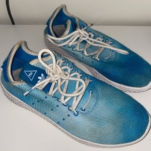 Women’s size 5 1/2 tennis shoes